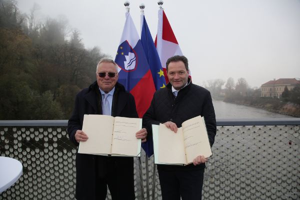 Unterzeichnung Murdeklaration Minister Totschnig und Minister Novak