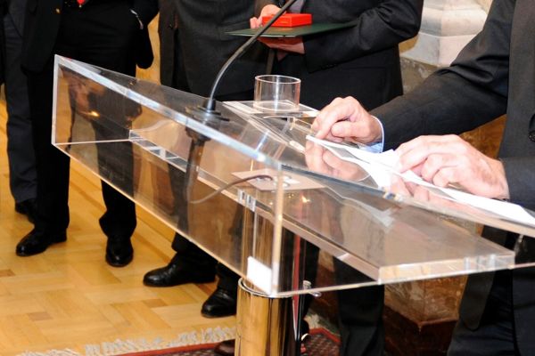 Am Bild ein Podium für eine Ansprach