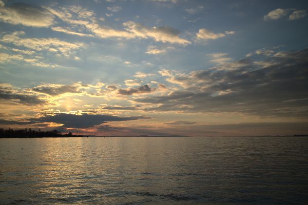 Auf dem Bild ist der Bodensee bei bewölktem Wetter zu sehen