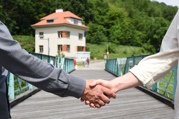 Handgeben zweier Menschen als Zeichen der Zusammenarbeit