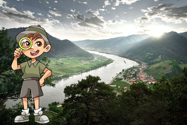 Das Foto zeigt die Donau und Daniel, den Donau Detektiv.
