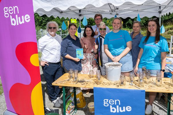 Ein Foto von den Organisatorinnen und Organisatoren am Generation Blue Stand beim Danube Day. 