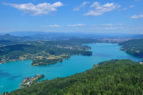 Ein Panoramabild vom Wörthersee.