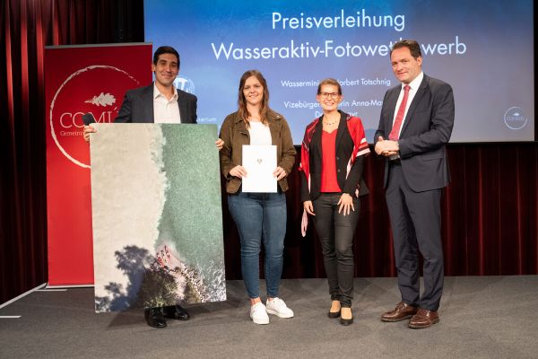 Ehrung der Gewinnerin des Juryvotings