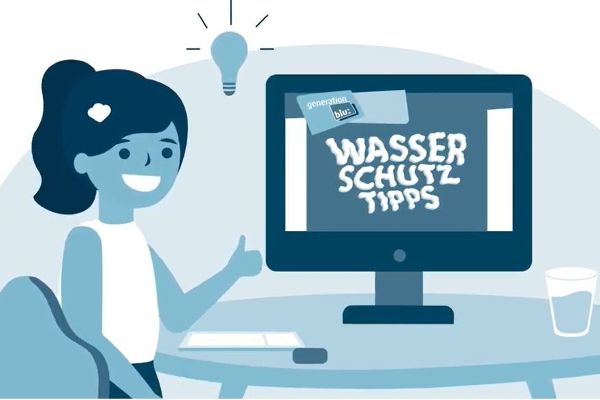 Auf dem Bild ist eine junge Frau zu sehen, die im Computer nach Wasserschutztipps sucht.