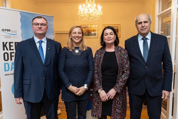 Auf dem Foto sind Teilnehmer der Zeremonie zu sehen