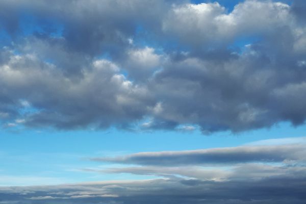 blauer Himmel mit Wolken