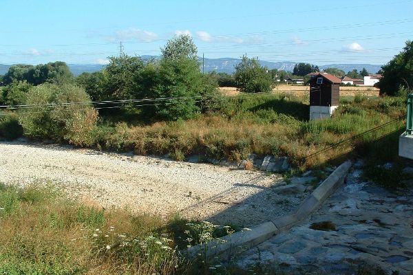 Trocken gefallenes Flussbett der Schwarza in Loipersbach