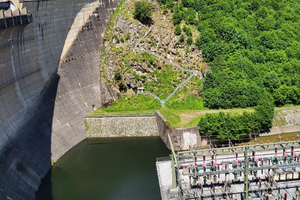 Stausee mit Sicht auf die Staumauer in Ottenstein