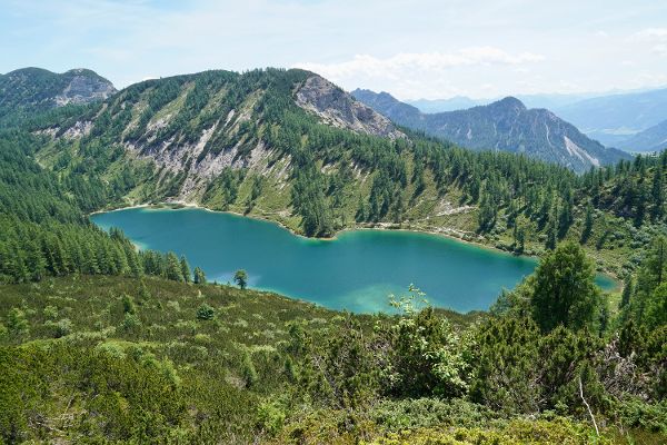 Ein Blick auf den Steirersee auf der Tauplitzalm in der Steiermark