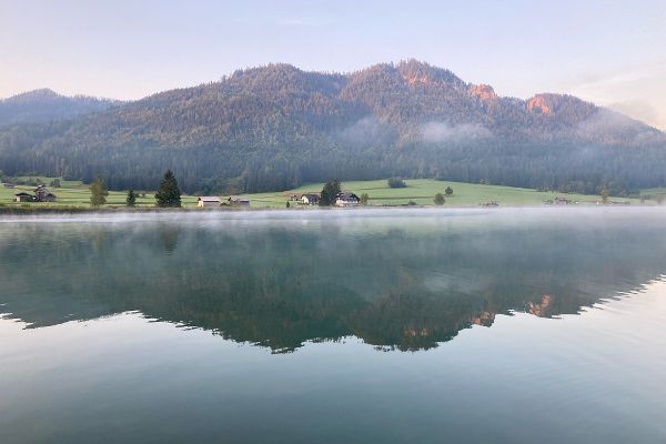 Sicht über den Weissensee in Kärnten mit Bergen im Hintergrund
