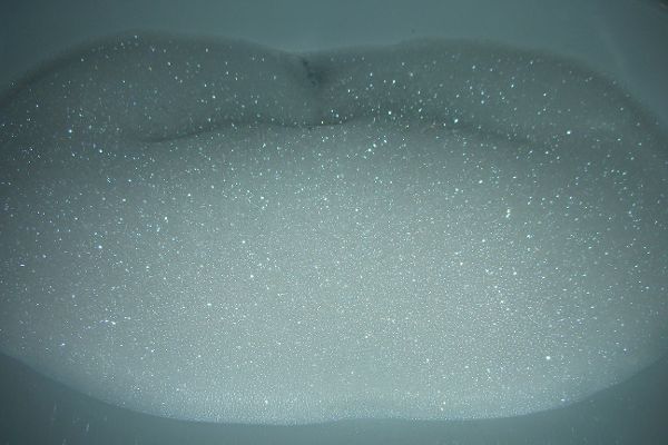 Seifenschaum in einem Waschbecken