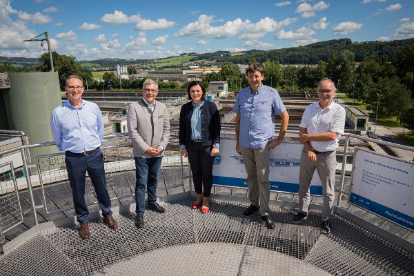Bundesministerin Elisabeth Köstinger zu Besuch bei der Kläranlage in Bergheim