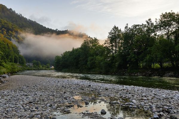 Auf dem Foto ist der Langwies-Koesselbach zu sehen