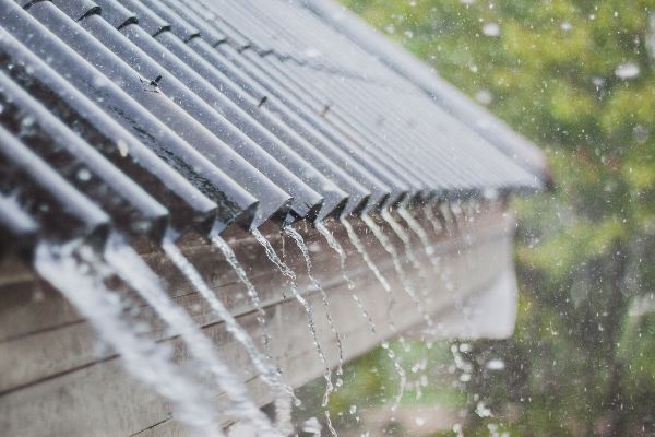 Regen auf einem Dach