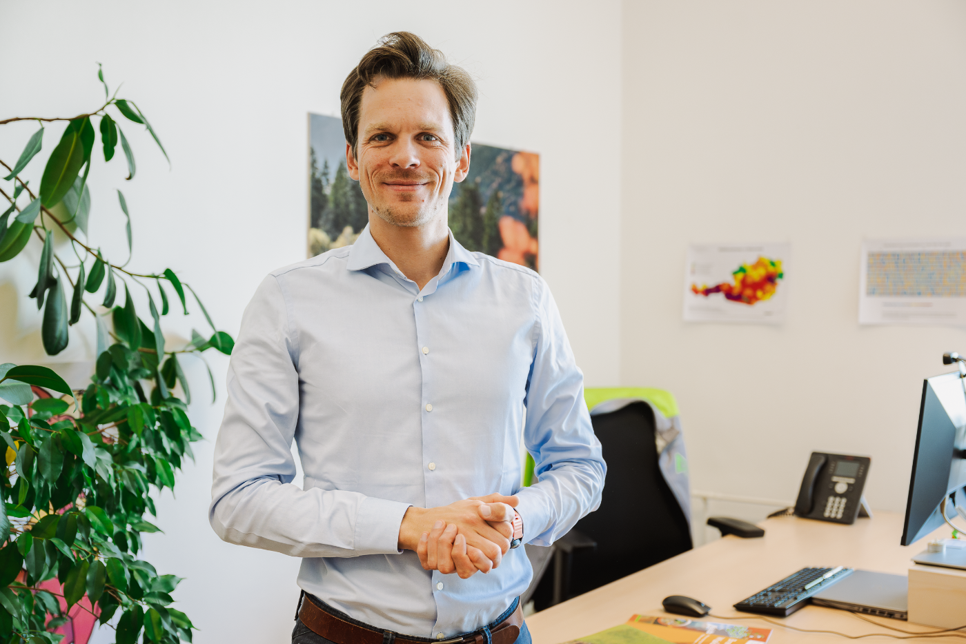 Mann steht in seinem Büro