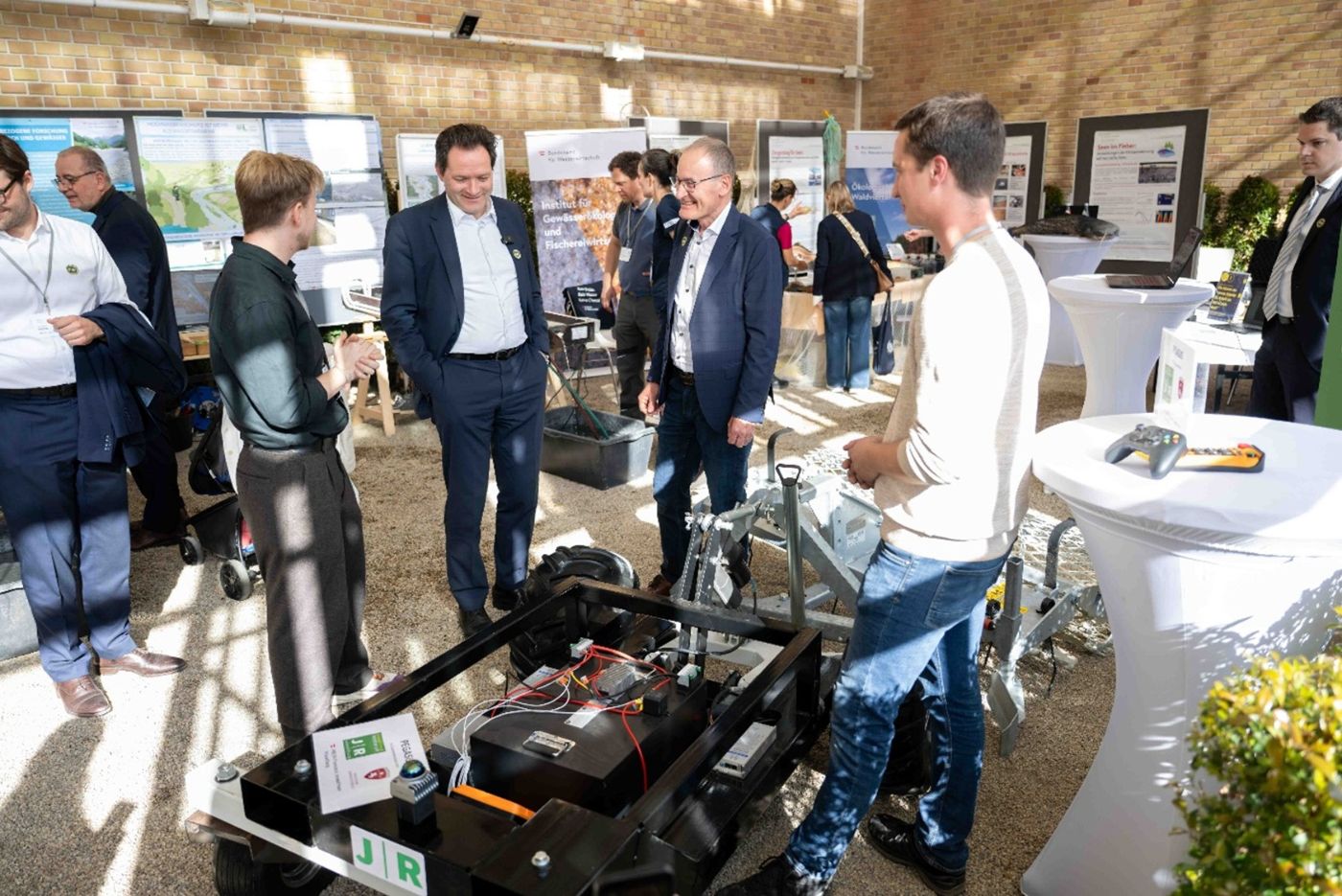 Minister Totschnig an der Station der HBLFA Wieselburg, zusammen mit Mitarbeitern wird der Roboter Pegasus besprochen