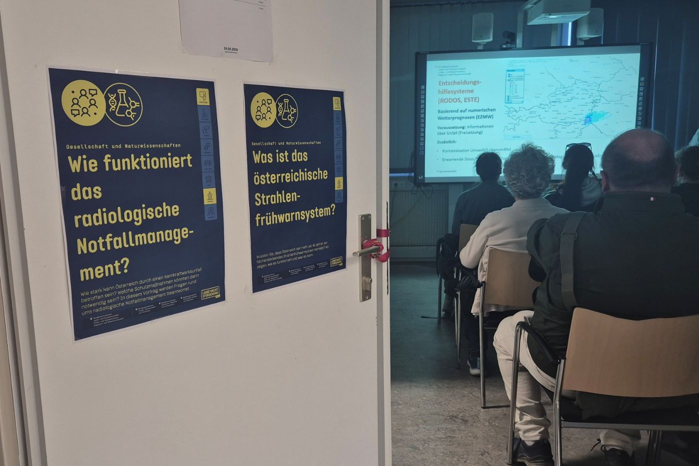 Besucherinnen während eines Vortrags zum Thema Strahlenfrühwarnsystem und Notfallmanagement 