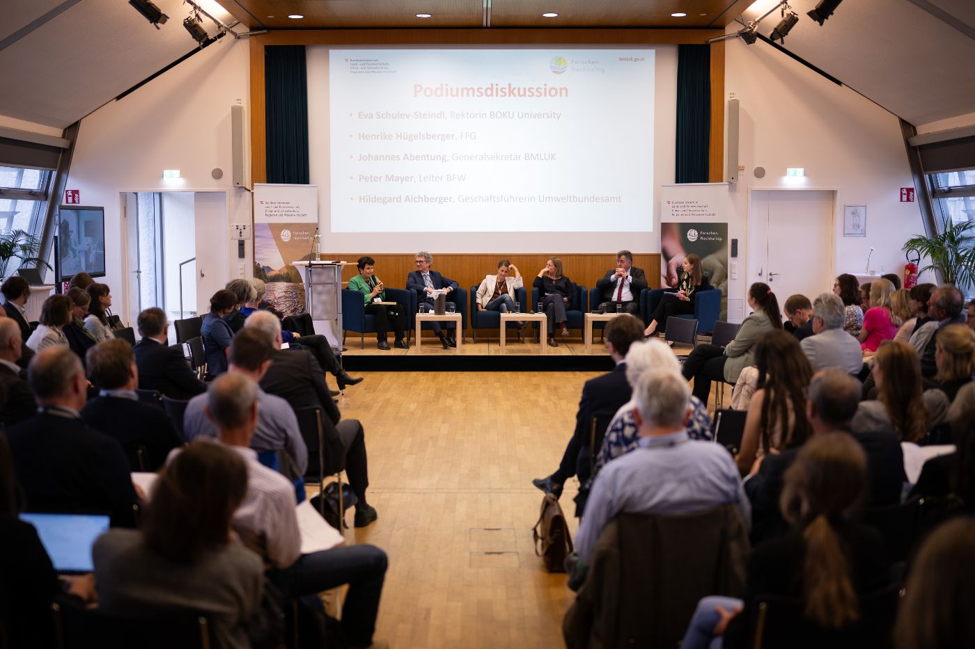 Podiumsdiskussion mit Eva Schulev-Steindl (BOKU), Peter Mayer (BFW), Henrike Hügelsberger (FFG), Hildegard Aichberger (UBA), Johannes Abentung (BMLUK)