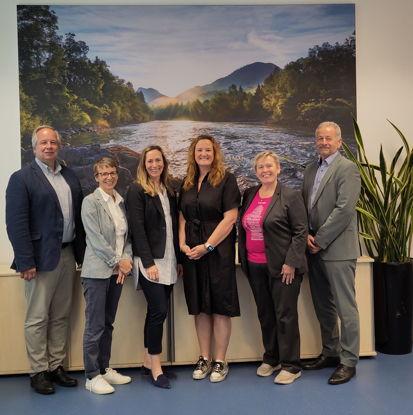 Fach-Jury des VIKTUALIA-Awards 2025. Zu sehen von rechts nach links: Domschitz, Glatzl, Hochreiter, Warscher, Moderatorin Bauer, Zweytick. Frau Kottnig ist nicht im Bild zu sehen.