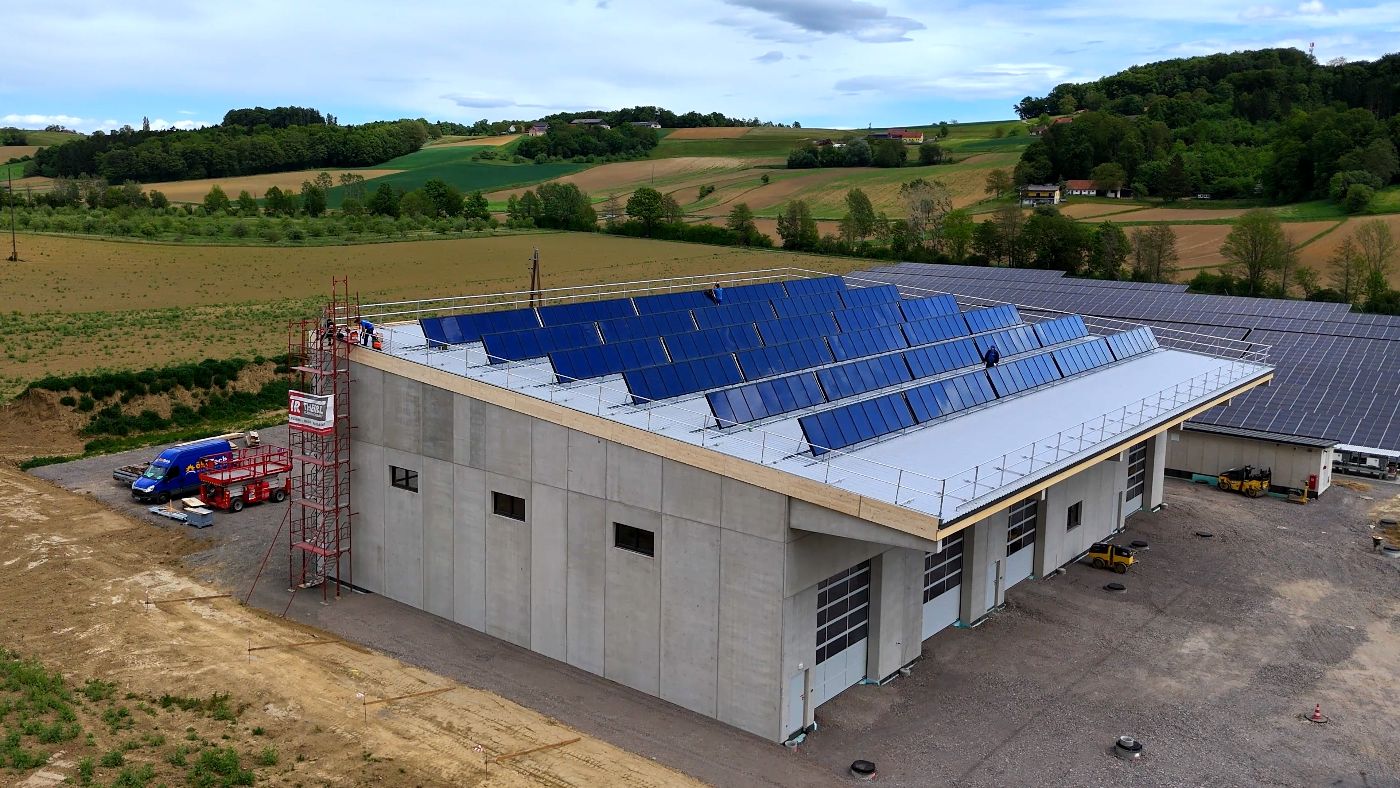 Solaranlage auf der neu errichteten Werkstatthalle