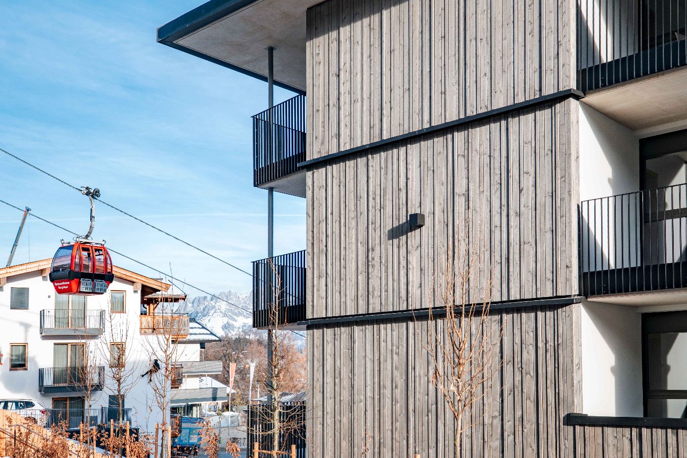 Das Bild zeigt ein Gebäude der Bergbahn AG Kitzbühel und eine Gondel.