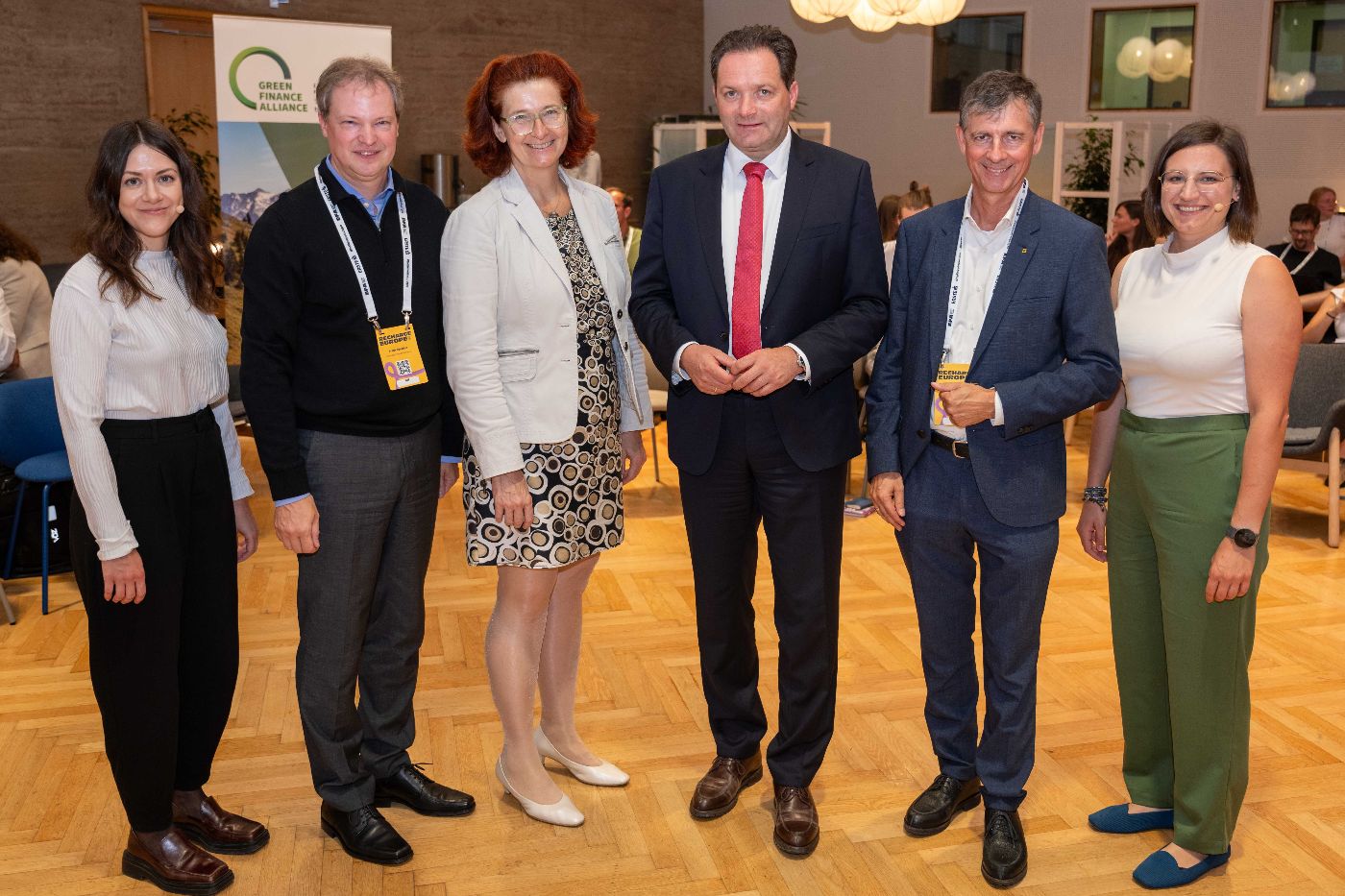 Foto v.l.n.r.: Marlene Baldinger (Moderation), Frank Schuster (EIB), Sigrid Stagl (WU Wien), Norbert Totschnig (BMLUK), Michael Alge (Raiffeisen Landesbank VBG), Katja Hummer (Moderation)