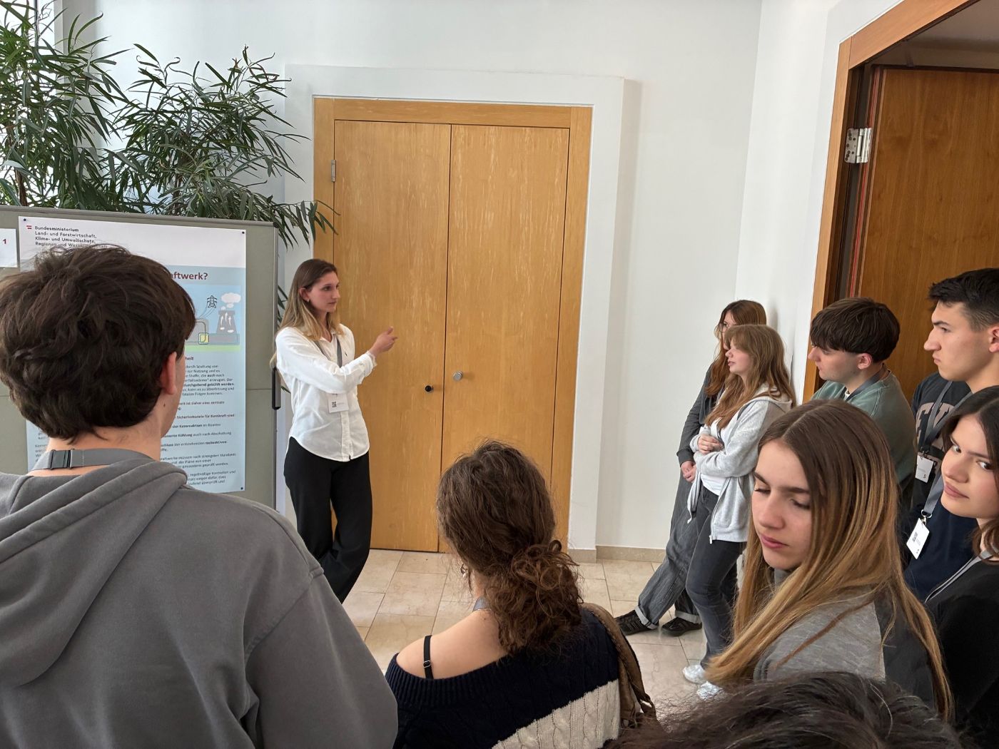 Auf dem Foto sieht man wie Schüler:innen die Funktionsweise von Kernkraftwerken erklärt bekommen