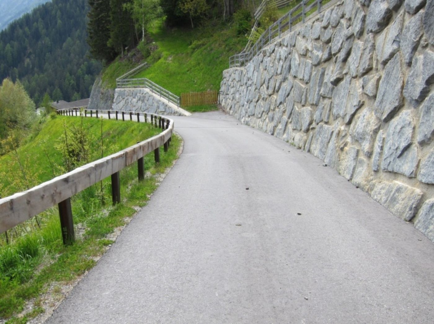 Straße in Hanglage