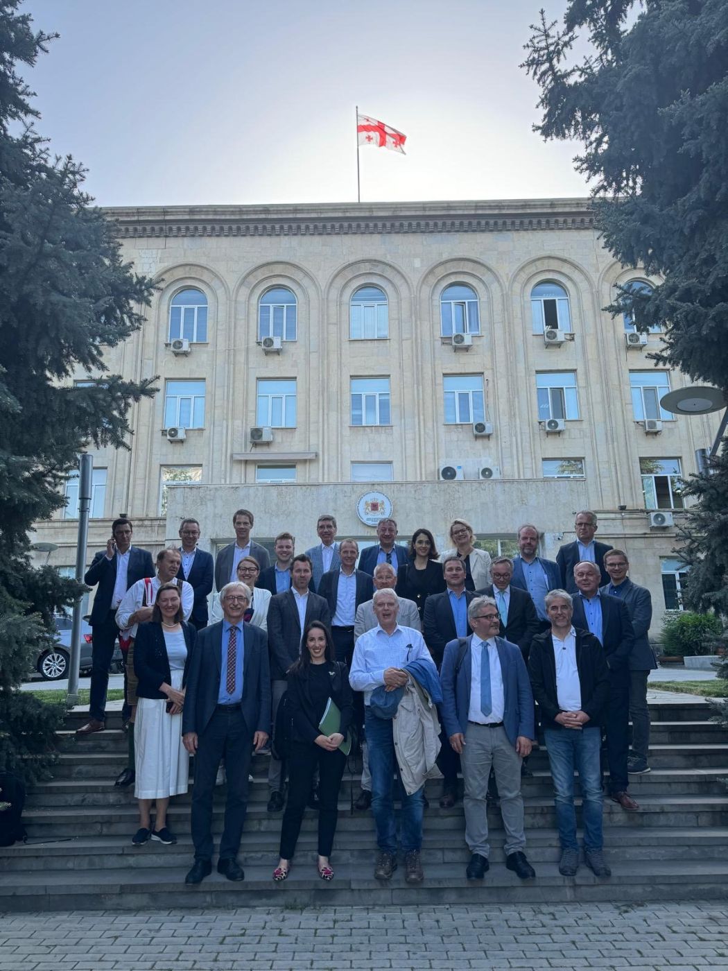 Österreichische Delegation vor dem Ministerium für Umweltschutz und Landwirtschaft in Georgien