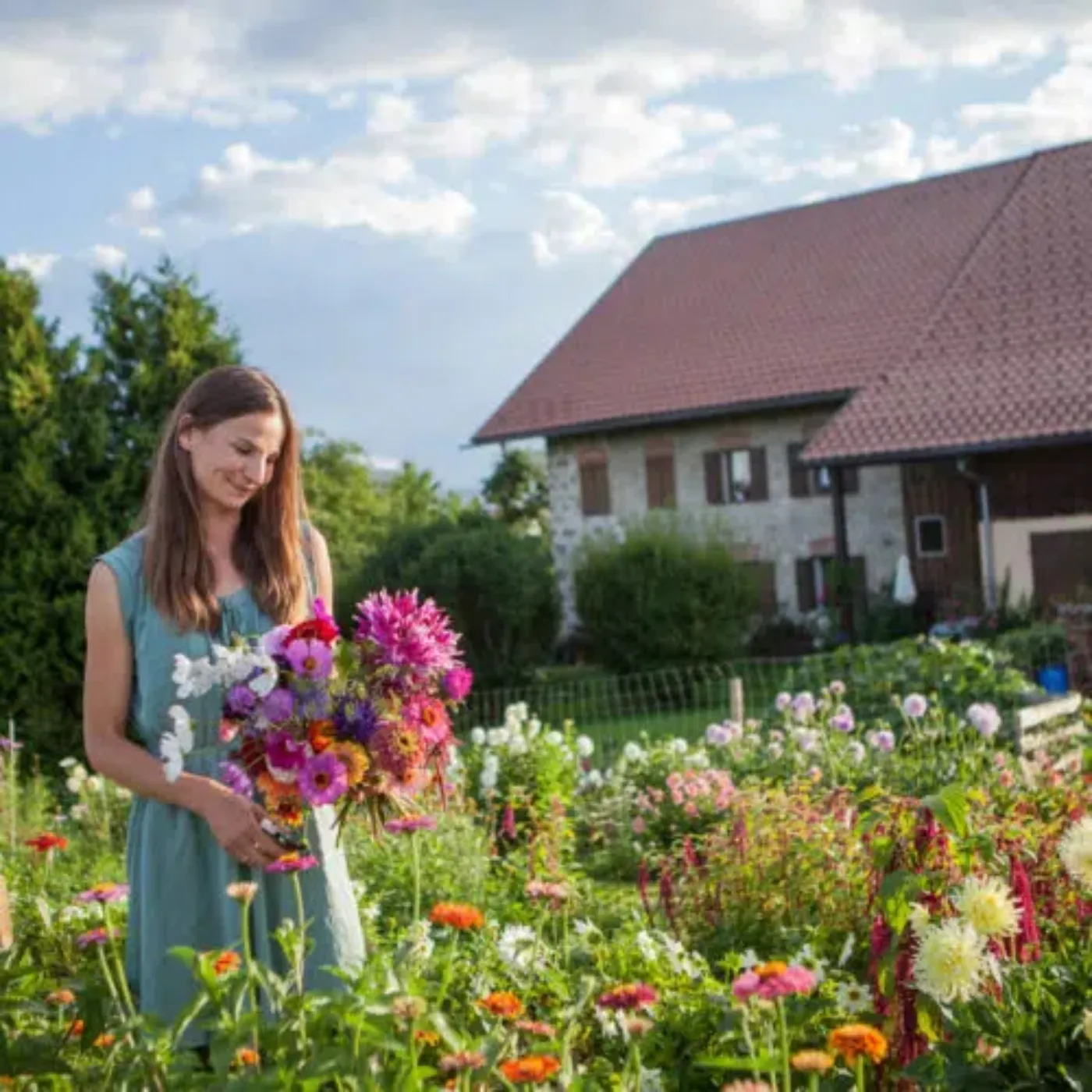 Frau mit Blumenstrauß im Bauerngarten