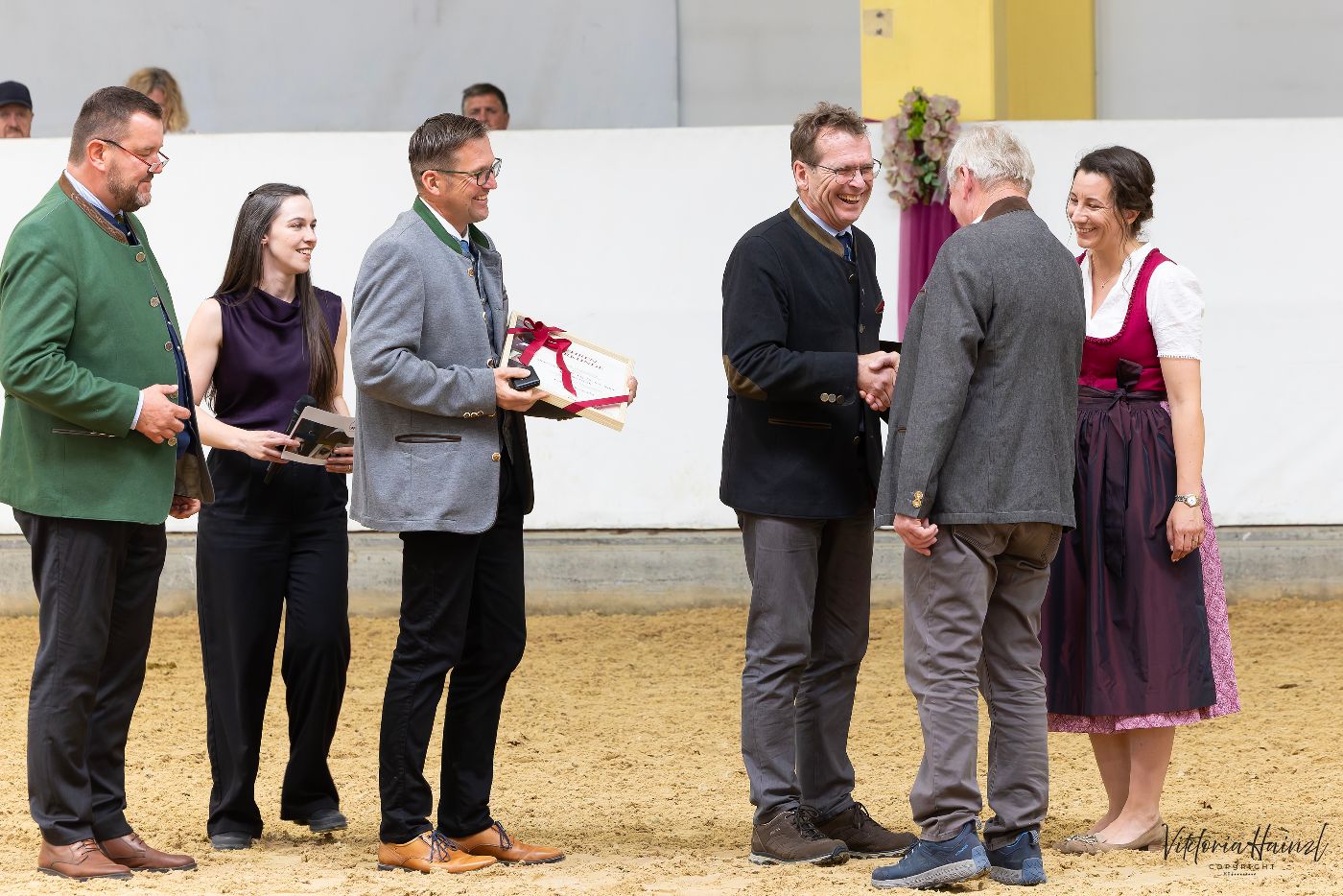 Bundeshengstschau in Stadl-Paura mit Verleihung der goldenen Ehrennadel an Herrn Ministerialrat Diplom-Ingenieur Doktor Johannes Frickh. 
