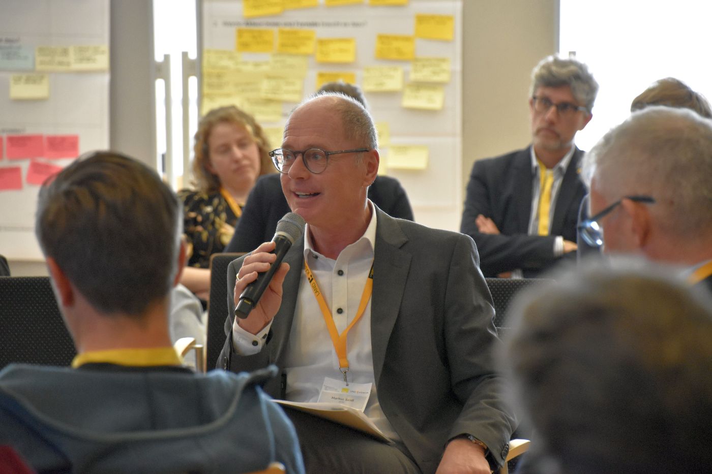 Markus Seidl mit einem Mikrofon in der Hand