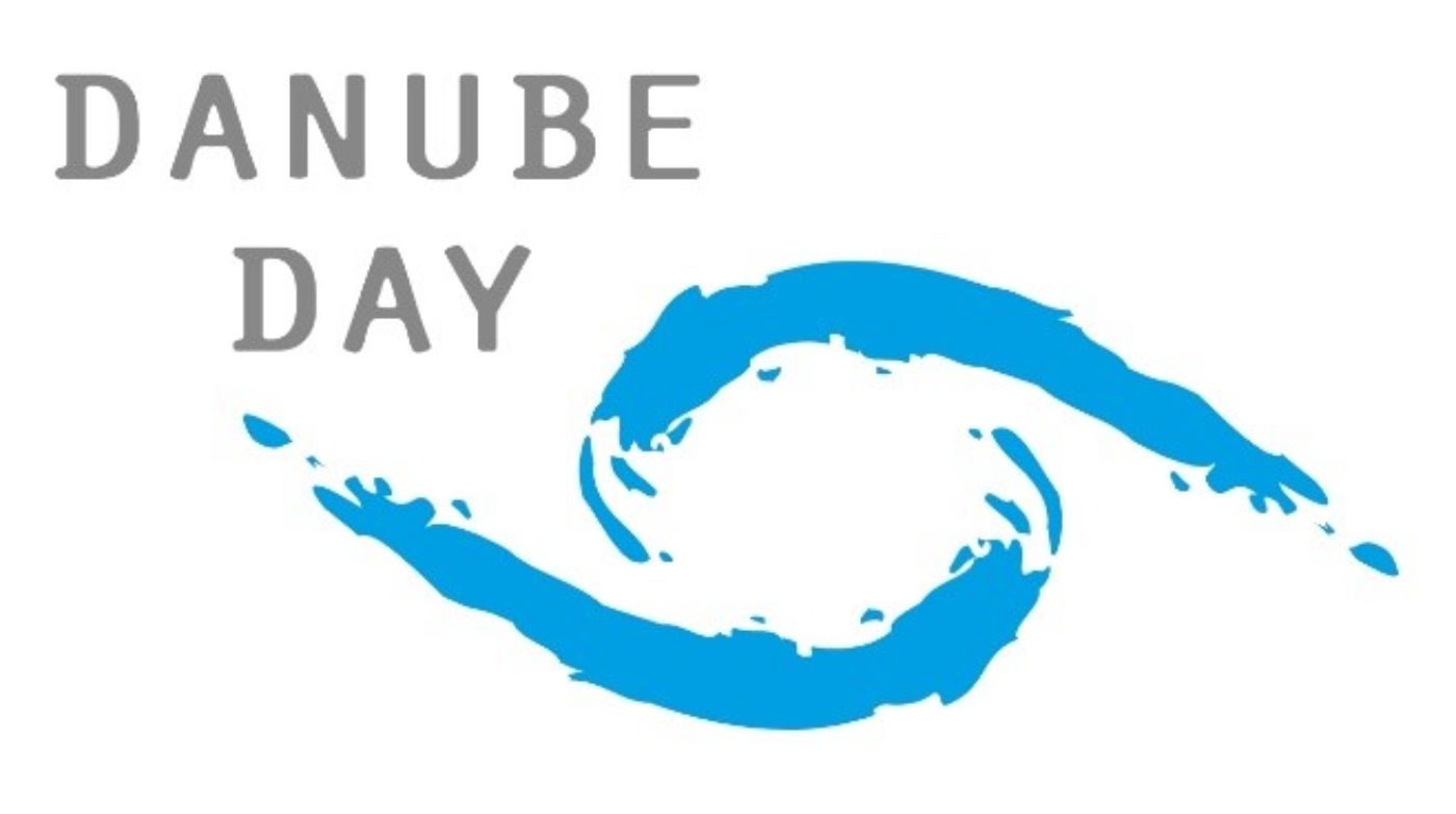 Danube Day Schriftzug und blaue Welle