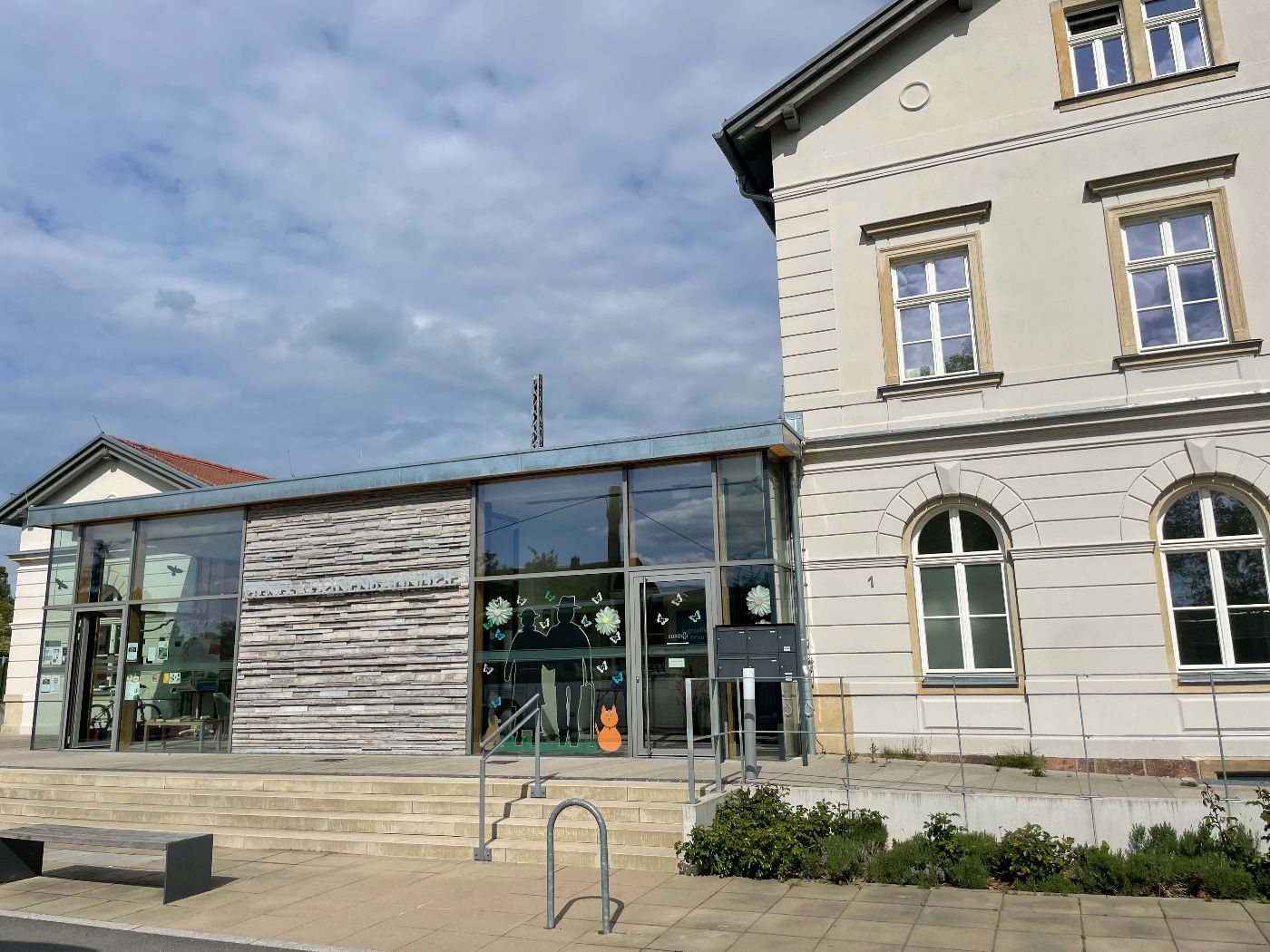 Zu sehen ist das Gebäude des Generationbahnhofs Erlau.