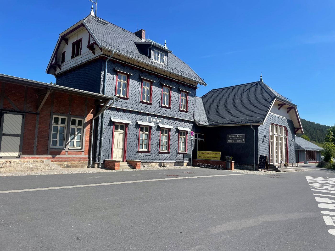 Zu sehen ist die Außenansicht des Multifunktionszentrums Rottenbach (DE).