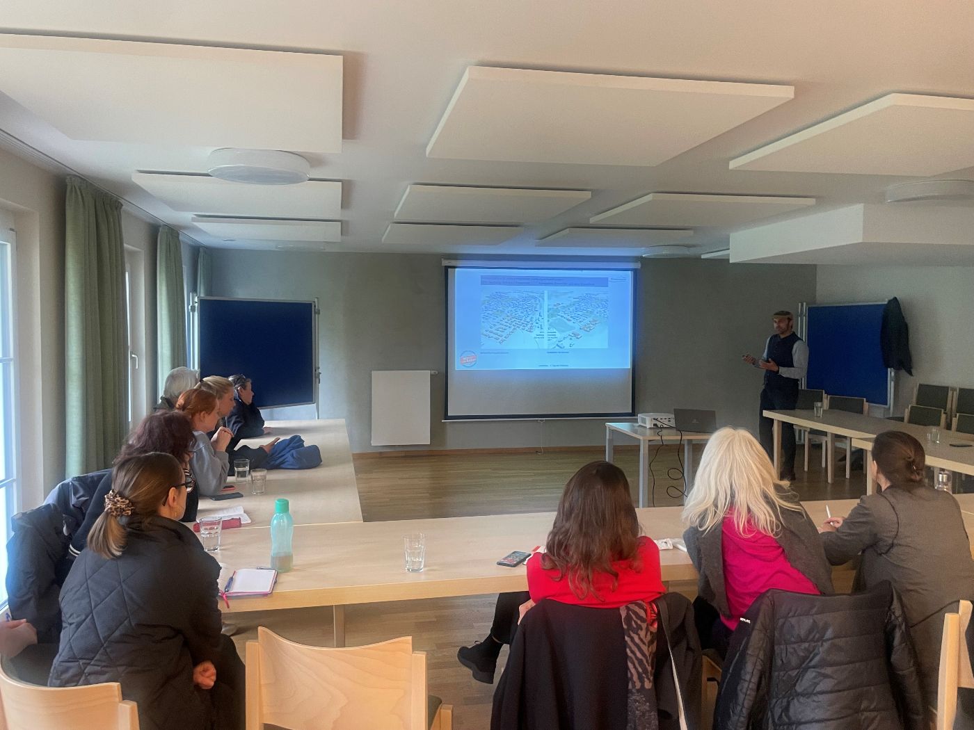 Zu sehen ist der Gemeinschaftraum des Sozialen Wohnprojekts in Kirchanschöring (DE). 