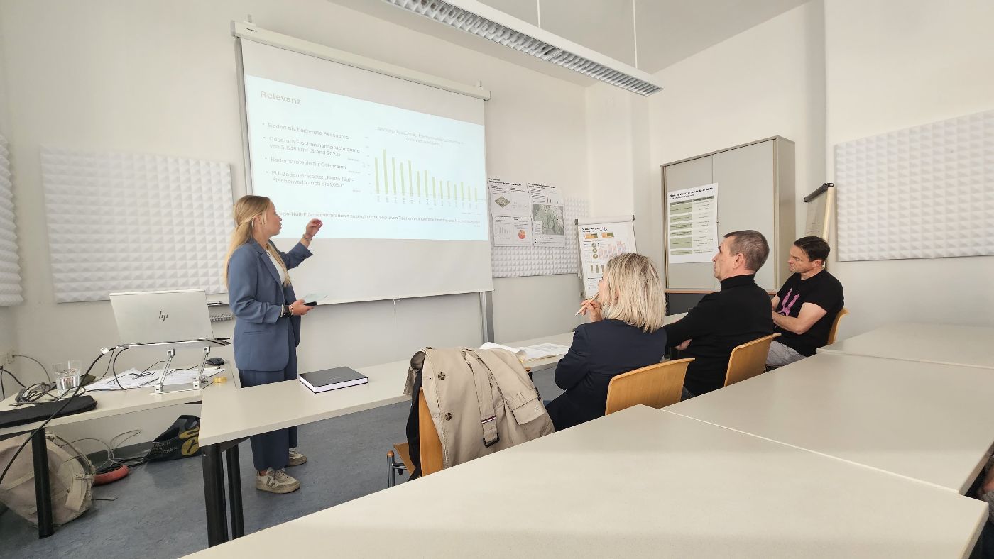 Anna Jansel hält eine Präsentation