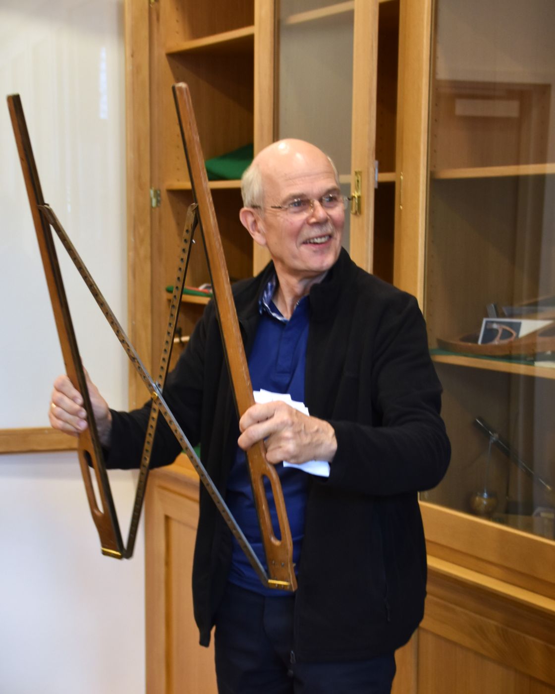 Professor Wolfgang Jirikowski, Forsthistoriker und langjähriger Leiter der Forstlichen Ausbildungsstätte Ort, zeigt ein Exponat aus der "Sammlung Mariabrunn"