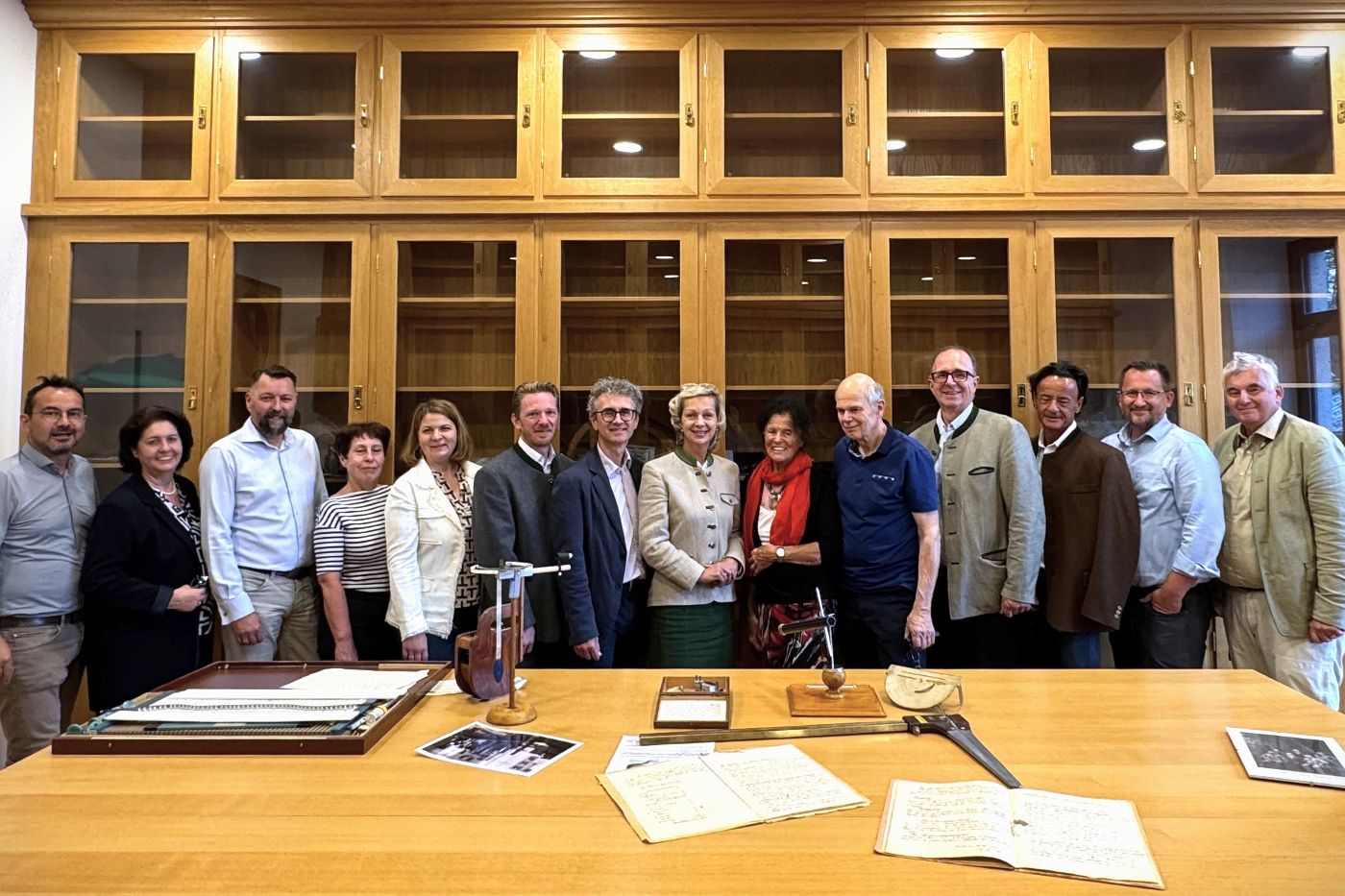 Gruppenfoto der Forschungsgruppe "Sammlung Mariabrunn" sowie Forstsektionschefin Elfriede Moser und Abteilungsleiter Johannes Schima vom Bundesministerium.