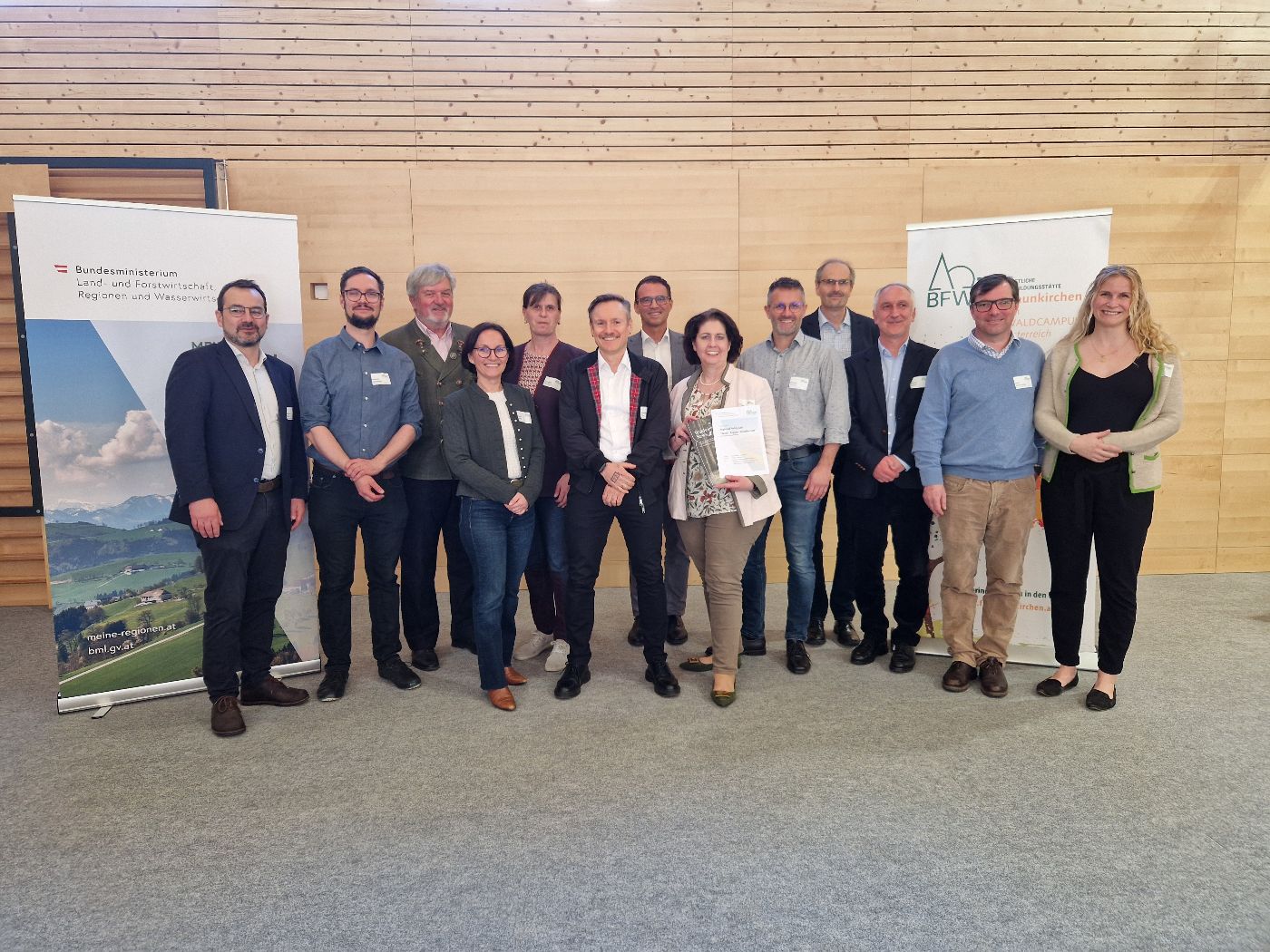 Gruppenfoto der Vortragenden und Veranstalter:innen des Regional Policy Lab in Traunkirchen