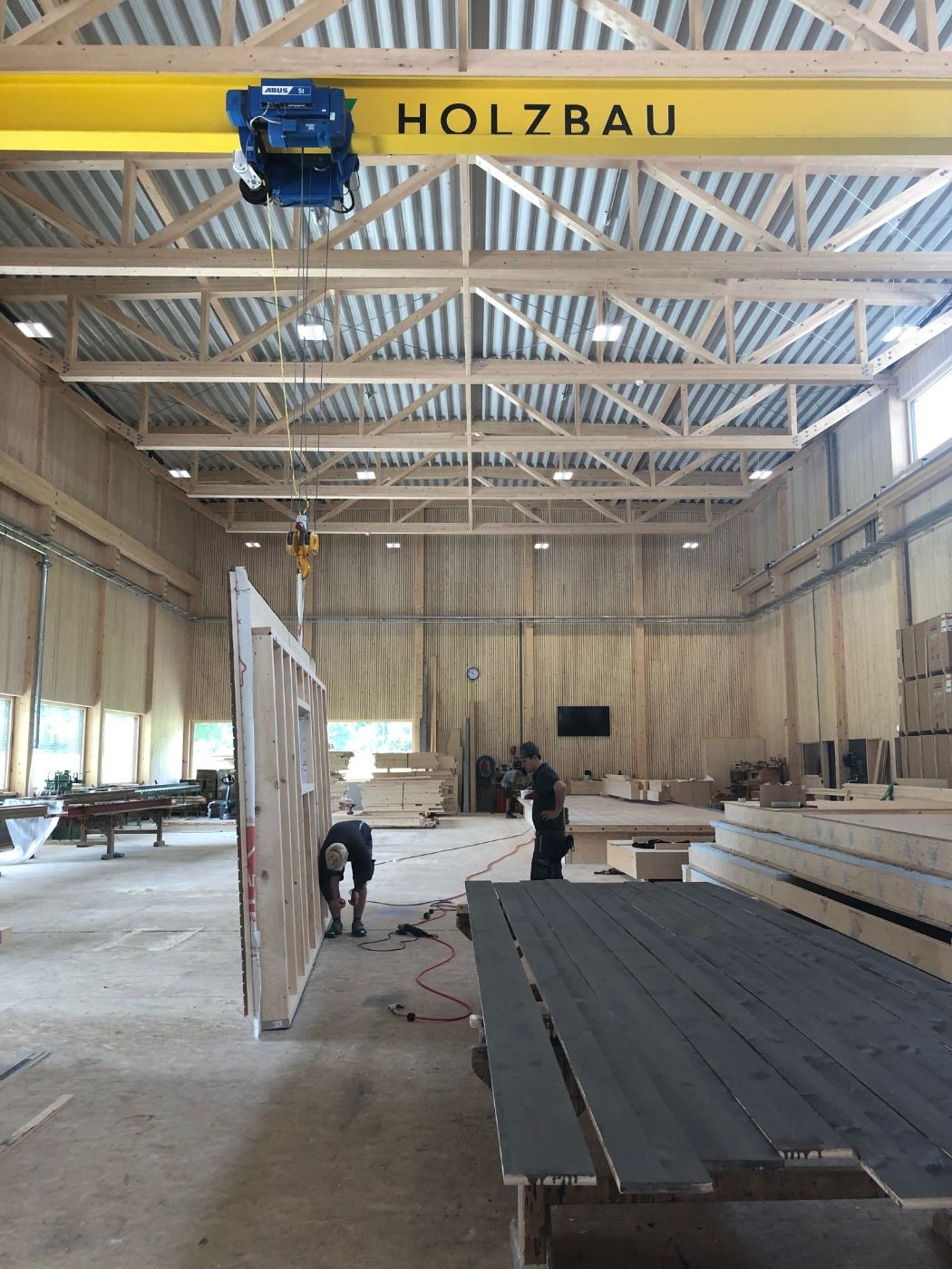 Fertigungshalle mit Holzwand am Kran