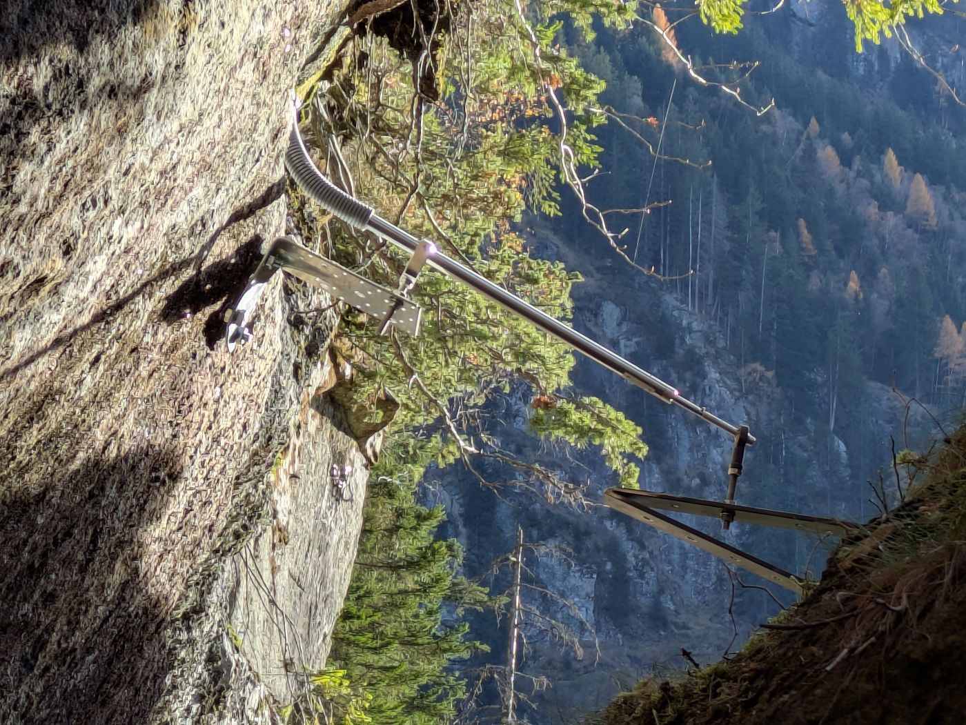 Felsspalt mit angebrachtem Mess-Werkzeug