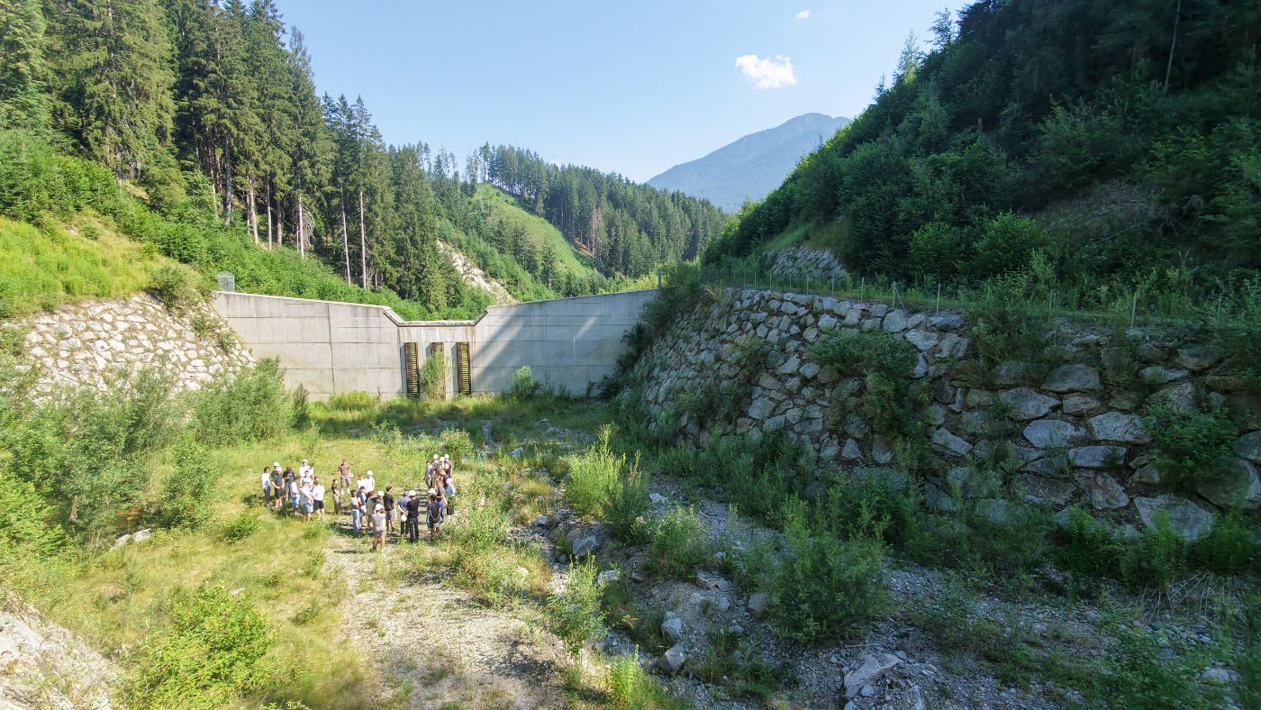 Besichtigung eines Retentionsbeckens mit den Schüler und Schülerinnen der Höheren technischen Lehranstalt Bau und Design Innsbruck. 