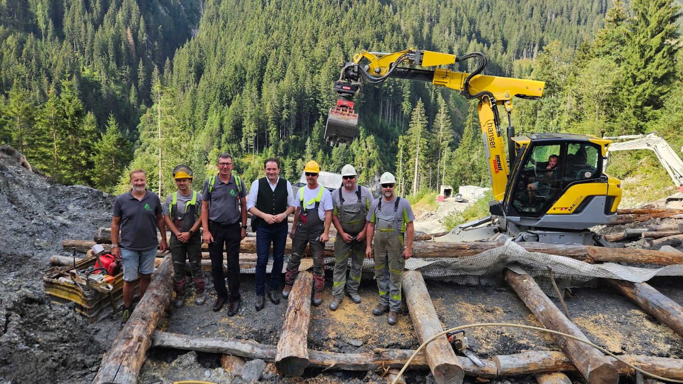 Bundesminister Norbert Totschnig mit Mitarbeitern der Wildbach- und Lawinenverbauung auf einer aktiven Baustelle 