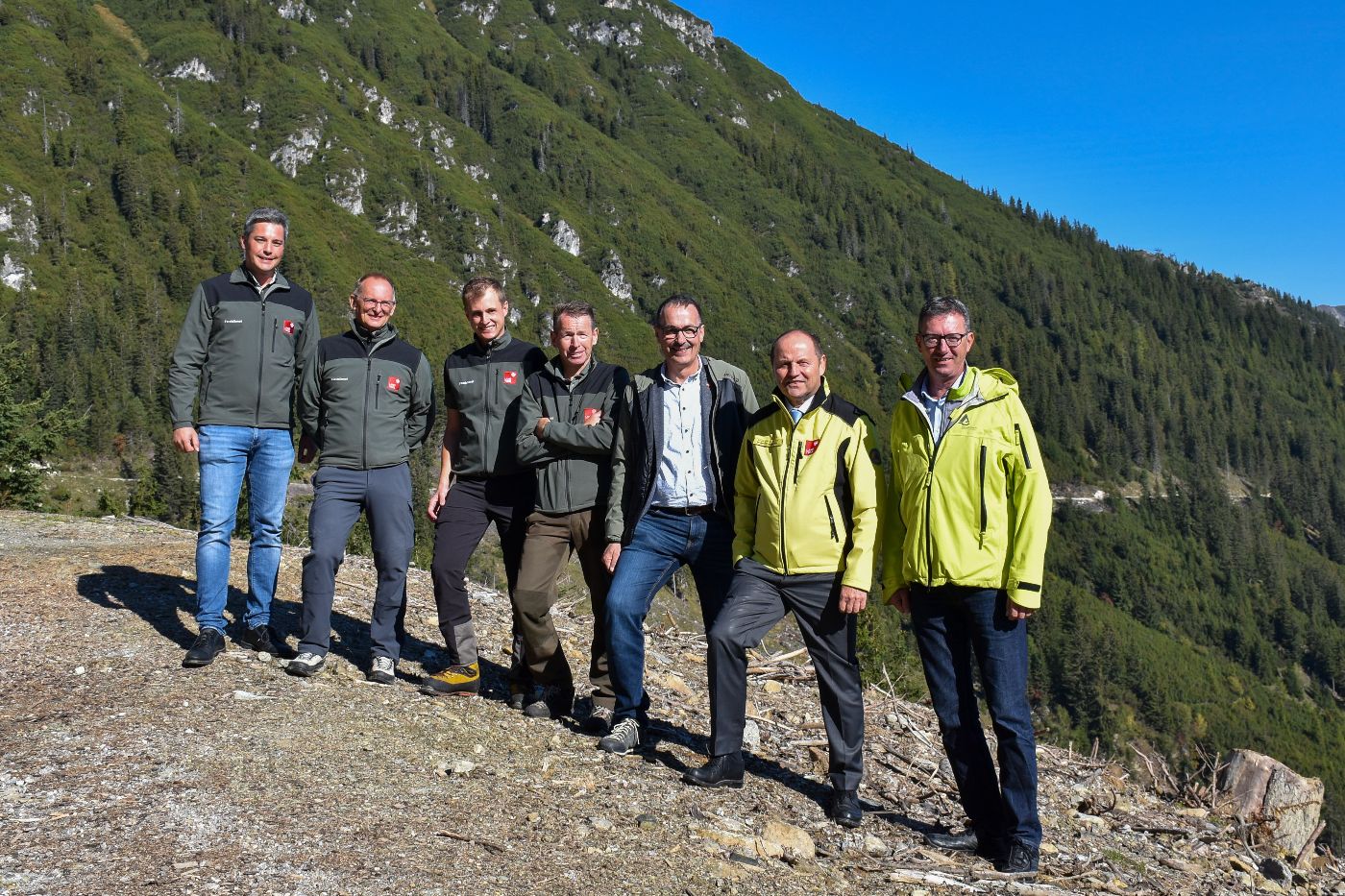 (v. l.): Harald Oblasser, Florian Riccabona, die beiden Waldaufseher Norbert Gleirscher und Lorenz Kaftan, Bgm. Andreas Gleirscher, LHStv Josef Geisler und Gebhard Walter.