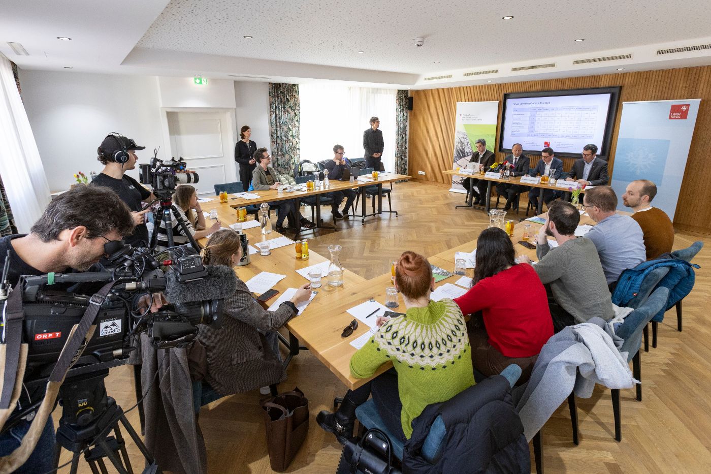 Blick auf die Personen im Sitzungssaal