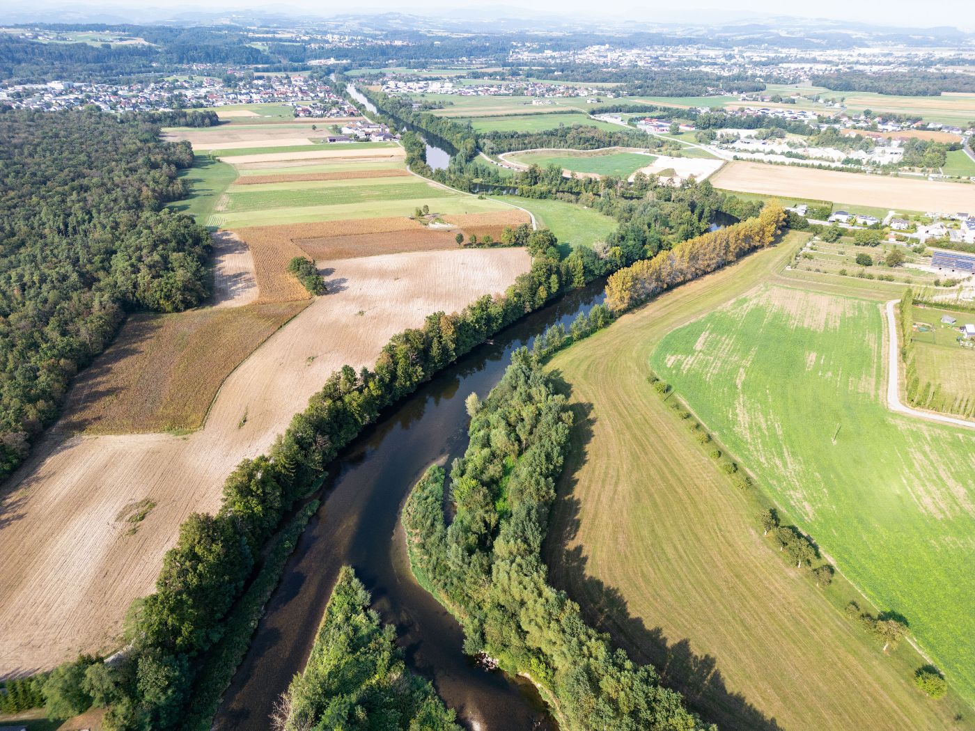 Drohnenaufnahme mit Fluss und Feldern bei Amstetten.