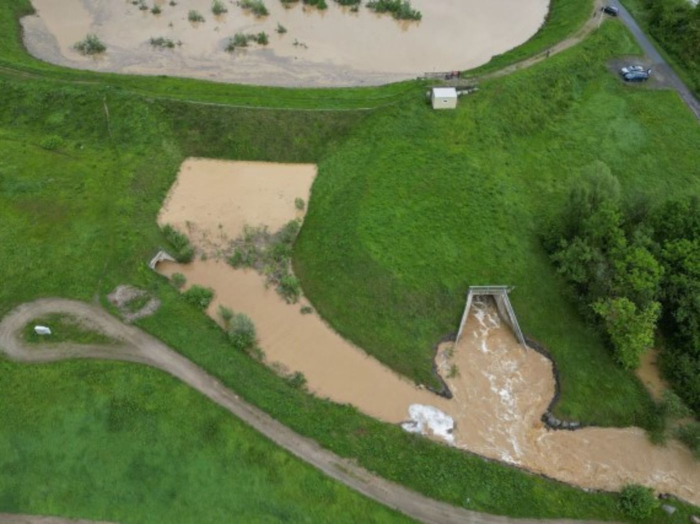 gruene Flaechen mit gestauter Wasserflaeche