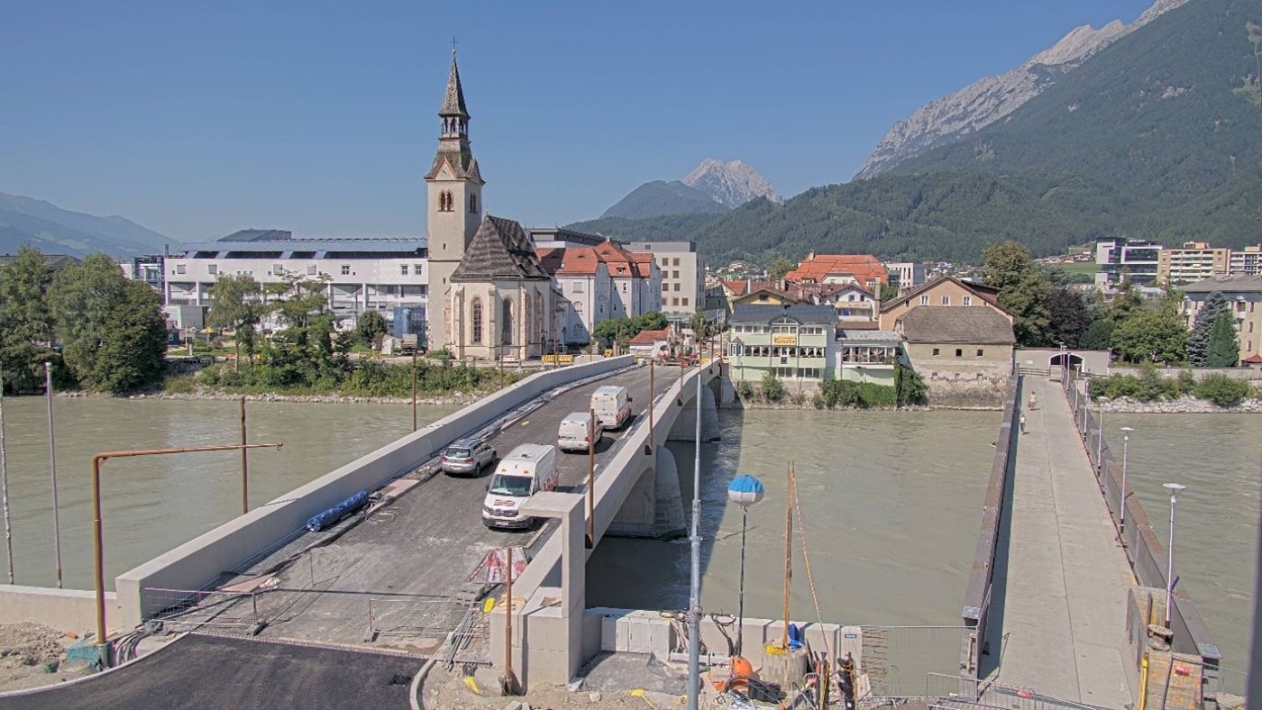 Luftbild der Steinbrücke in Schwaz.